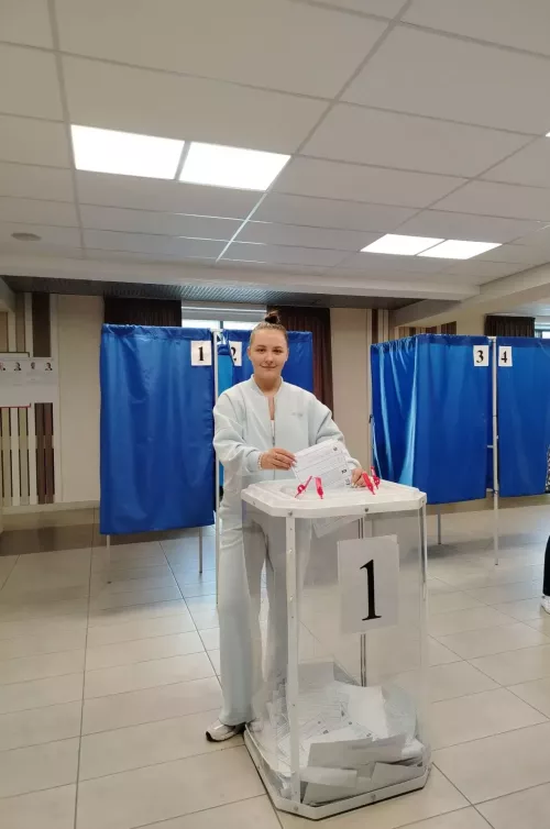 Анна Реброва из Камских Полян впервые голосует на выборах депутатов Госдумы