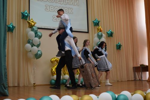 В стенах школы № 1 прозвучал пронзительный последний звонок для учеников 9-х классов