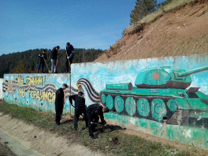 Активисты Камских Полян привели в порядок «Стену памяти»