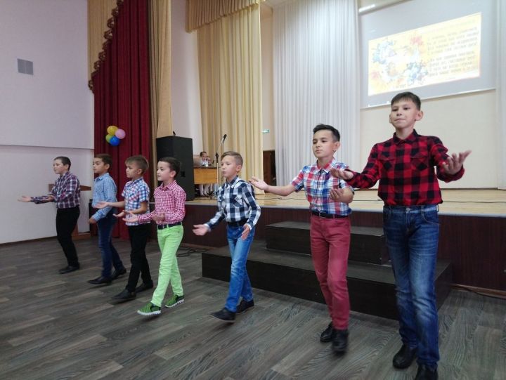В Камскополянской школе №2 прошел праздничный концерт ко Дню пожилых