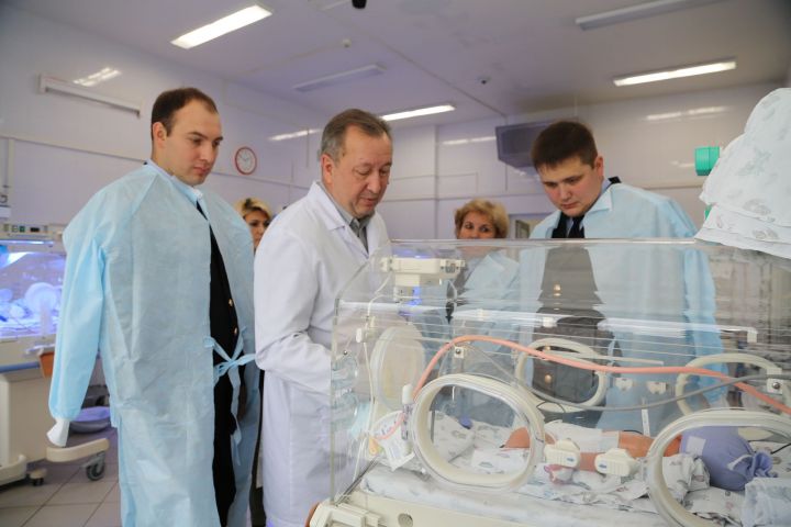 ​Полицейские Нижнекамска навестили в больнице брошенную новорожденную