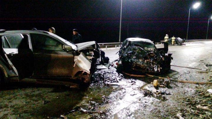 В Татарстане в аварии с тремя легковушками погиб взрослый и пострадали дети