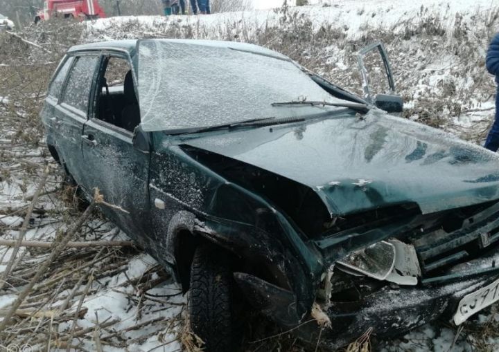 Непристегнутый водитель погиб при вылете в кювет в Татарстане