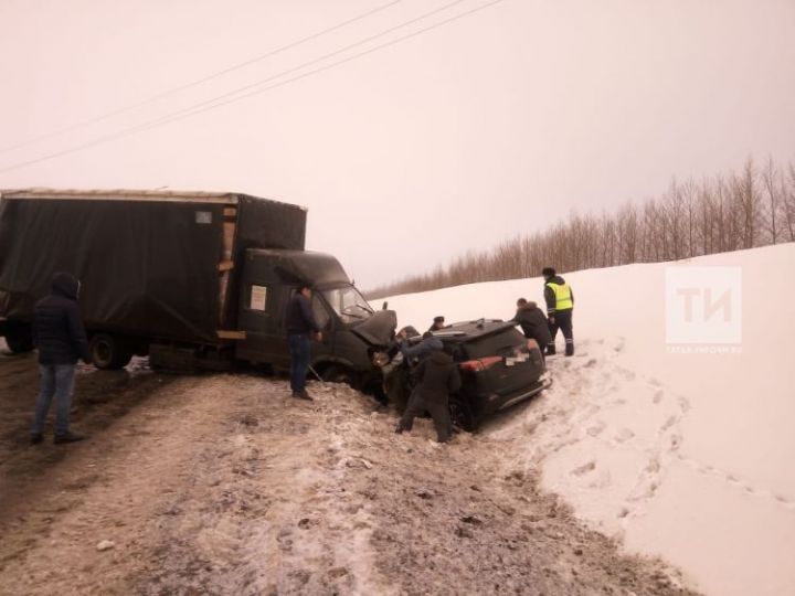 В Татарстане водителя зажало в «Тойоте» после столкновения с грузовой «ГАЗелью»
