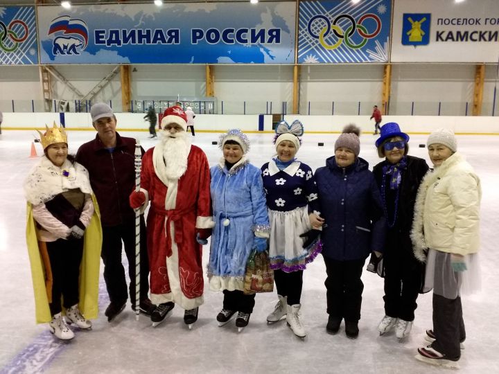 Активные пенсионеры Камских Полян встречают новогодние праздники на ледовом катке