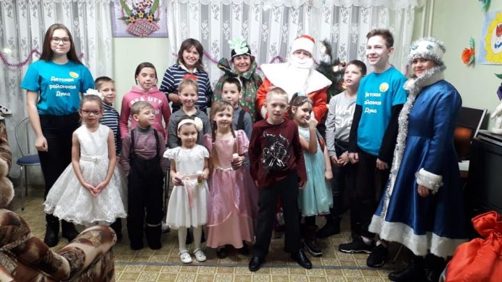 Камполянскими специалистами Центра «ВЕСТА» совместно с ребятами из Детской районной Думы было организовано костюмированное представление.