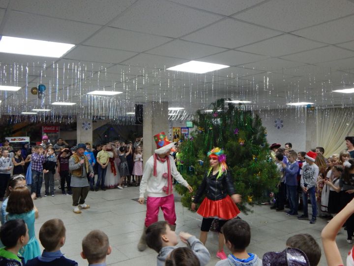 Камполянские школьники побывали на новогодних представлениях