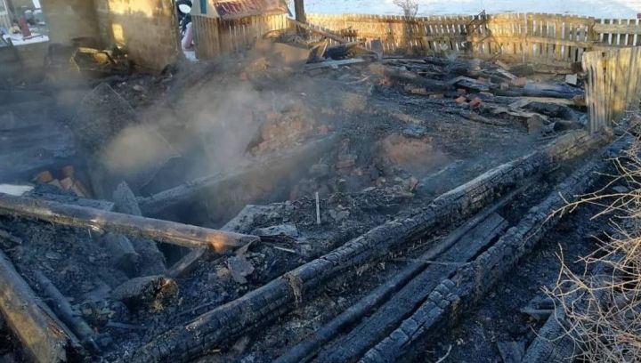 После пожара в Нижнекамском районе семья из восьми человек осталась без жилья