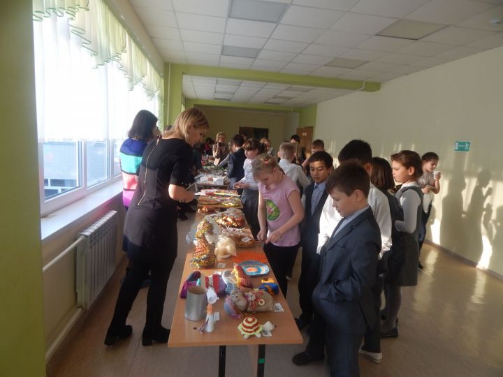 К Декаде инвалидов в Камскополянской школе №2 прошла благотворительная ярмарка