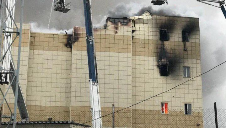 Выжившую в пожаре в ТЦ «Зимняя вишня» в Кемерово школьницу бьют одноклассники