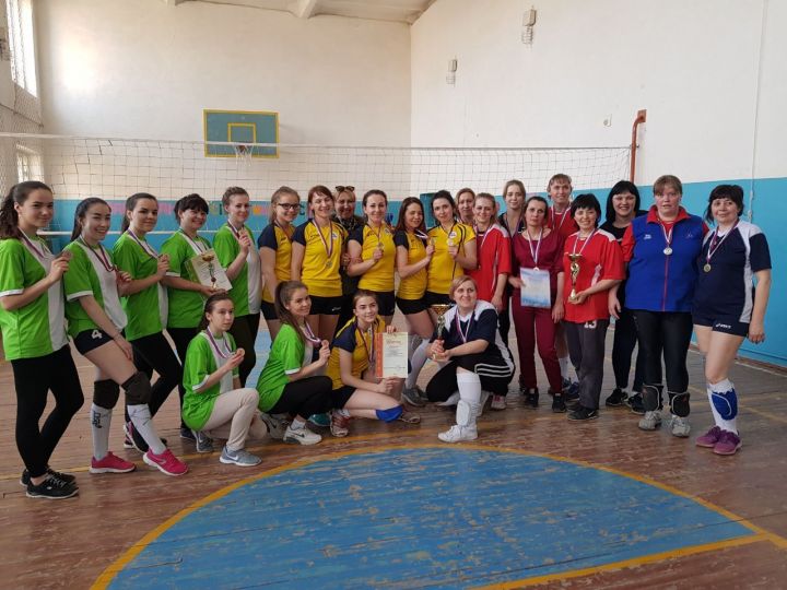 Команда волейболисток Камских Полян на первом месте
