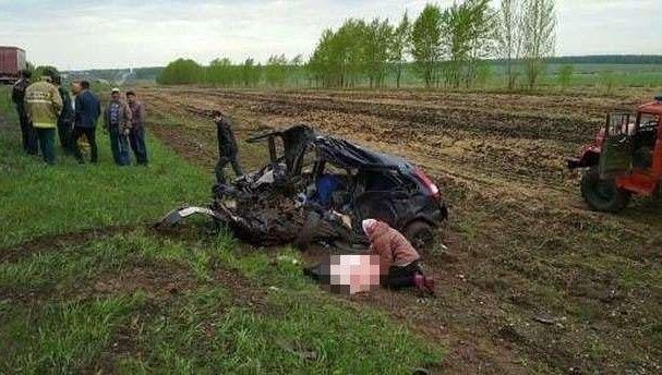 Машина превратилась в груду металла после ДТП в Татарстане