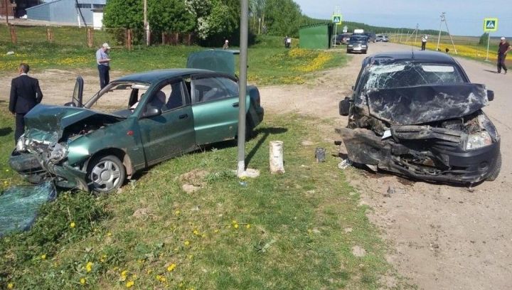 В автомобильной аварии в Татарстане погиб человек, еще пятеро госпитализированы