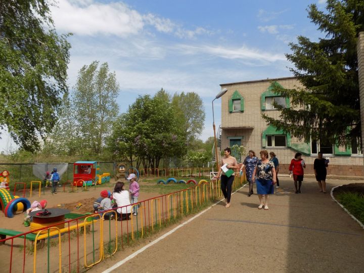Детские сады Камских Полян принимали конкурсную комиссию