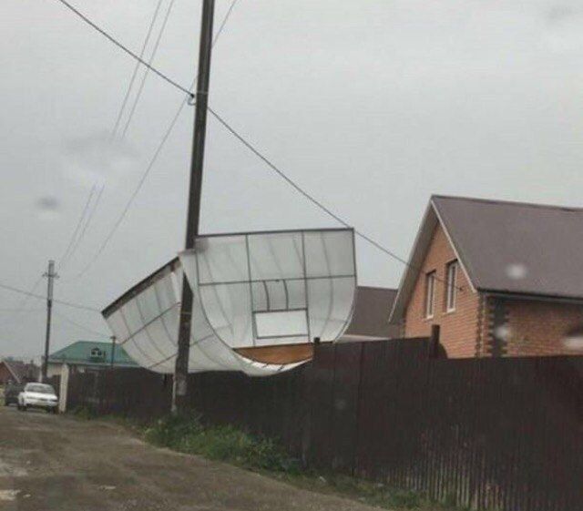 Ураган в Казани ломает деревья, крушит крыши