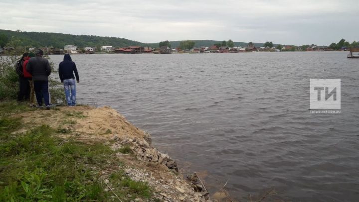 Пятилетний мальчик в Зеленодольском районе РТ утонул в машине в Волге