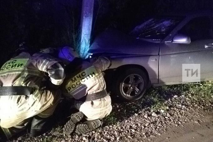 В Нижнекамске пьяный водитель на «Ладе» врезался в столб