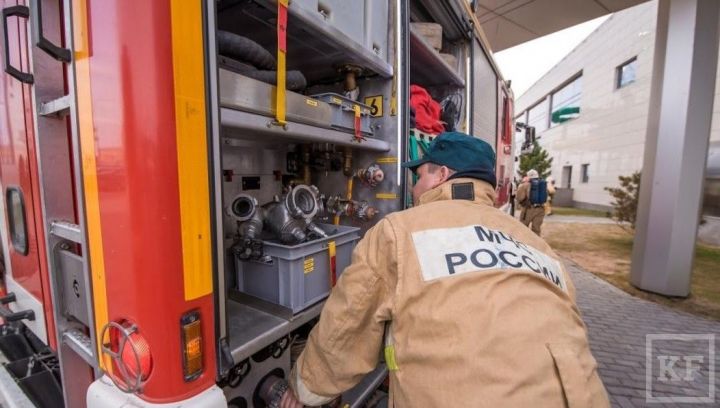 Сотрудники МЧС спасли жителя Нижнекамска, пытавшегося сброситься с восьмого этажа