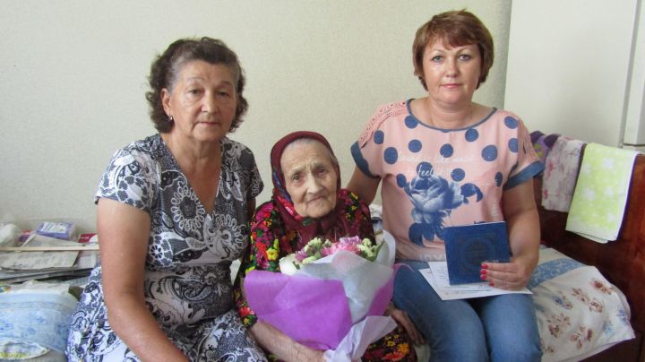 Жительница Камских Полян, труженица тыла Мария Мирошева отметила 90-летний юбилей