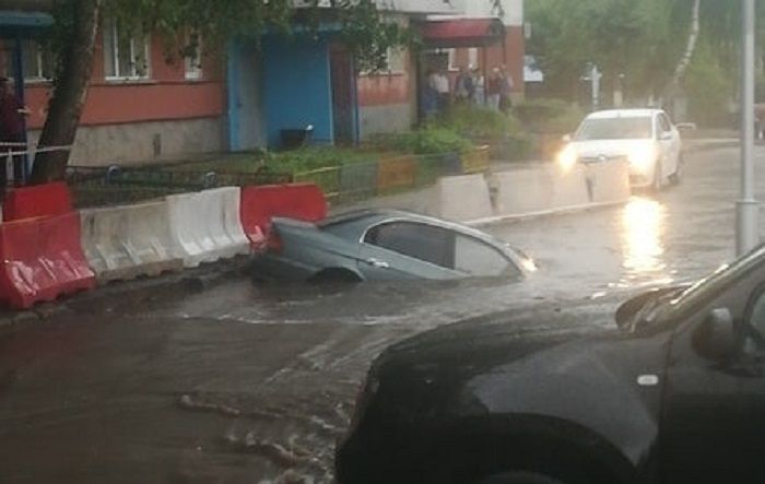 В Татарстане автомобиль с водителем провалился под землю
