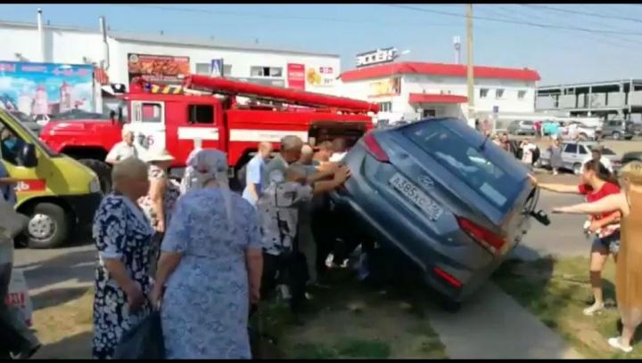 В Татарстане пенсионерку задавила иномарка, за рулем которой не было водителя
