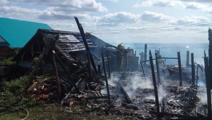 В Нижнекамском районе из-за неосторожности сгорели дом и надворные постройки
