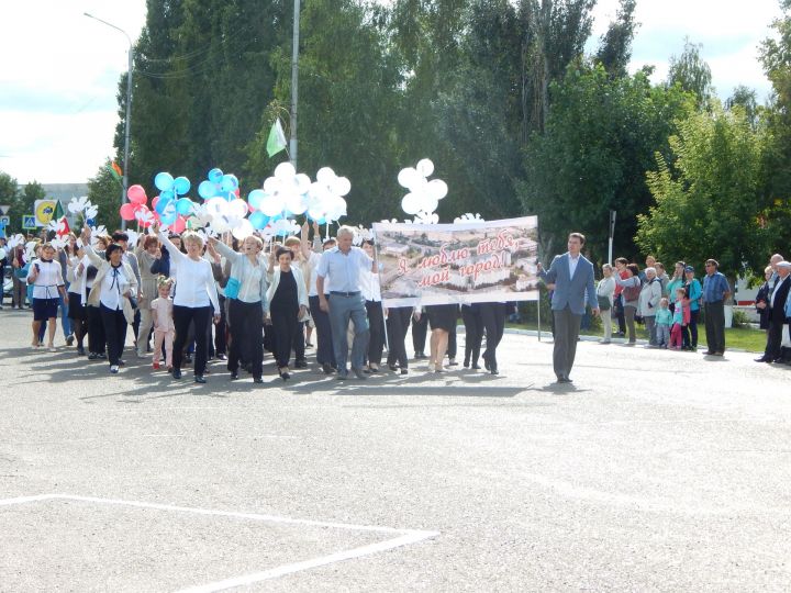 Торжественная демонстрация трудовых коллективов Камских Полян открыла праздник