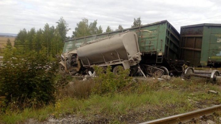 В Татарстане грузовик врезался в поезд