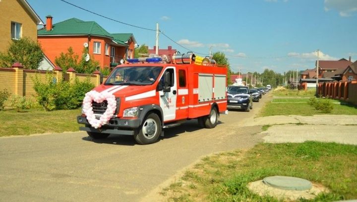 В Татарстане состоялась свадьба во главе с праздничной пожарной машиной