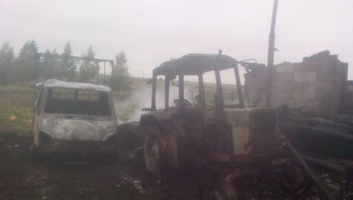 В Нижнекамском районе огонь уничтожил дом, сарай, гараж, трактор и «Газель»