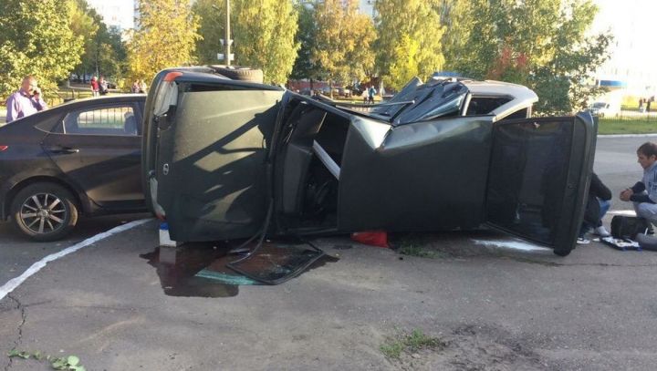 В Нижнекамске от удара в ДТП машина перевернулась на бок