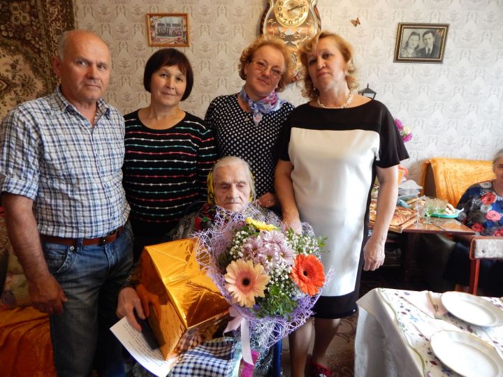 Жительница Камских Полян, труженица тыла Александра Захаровна Сысуева отметила 95-летний юбилей