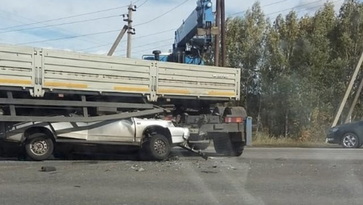 В Татарстане легковушку смяло под прицепом грузовика