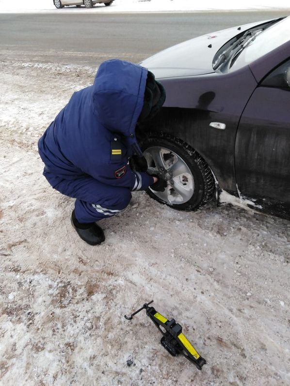 В Татарстане автоинспекторы помогли автомобилисту выбраться из снежного плена