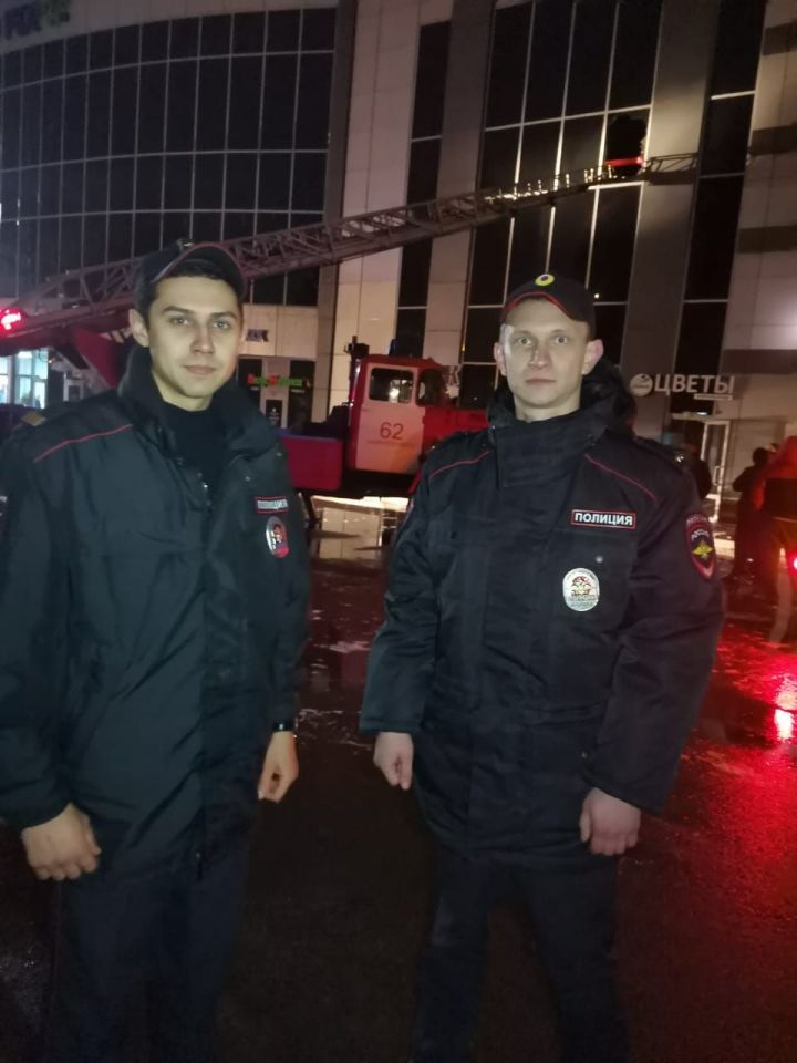 Нижнекамские полицейские первыми оказались на месте пожара в ТЦ "Старт"