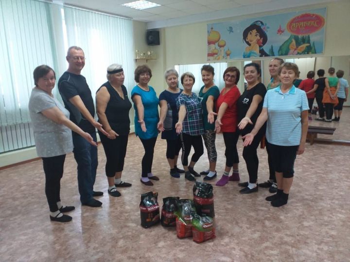 Сегодня танцевально - оздоровительный клуб "СЮРПРИЗ" принял активное участие в благотворительной акции "Помоги бездомным животным"