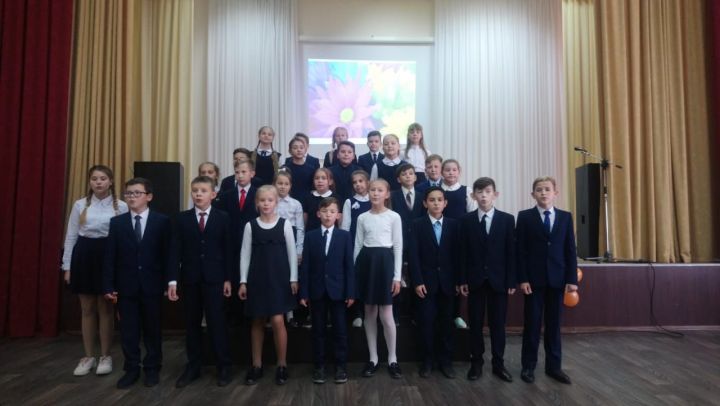 Сегодня в Камских Полянах в школе №2 состоялся праздничный концерт, посвященный Дню учителя