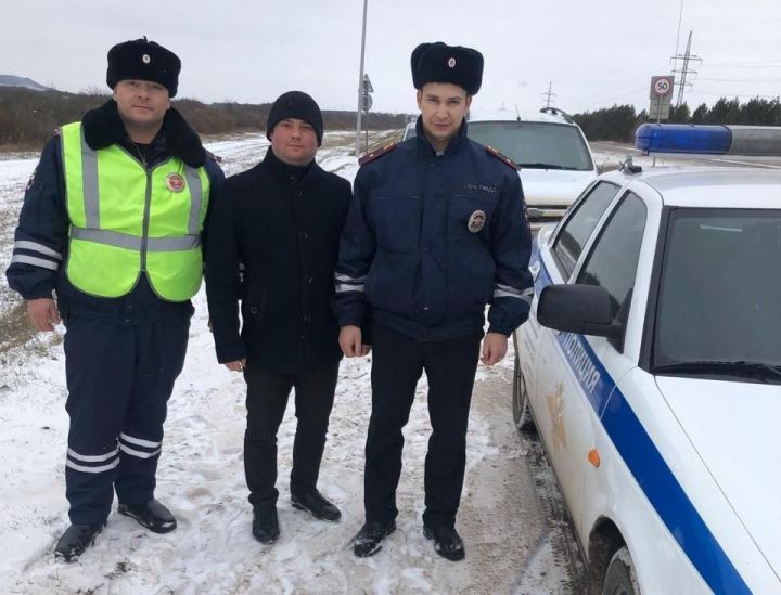 В Татарстане автоинспекторы помогли водителю, у которого закончилось топливо