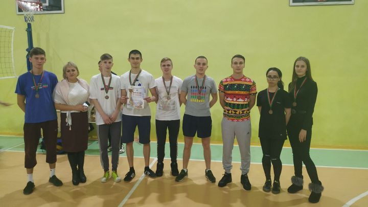 В Камских Полянах в спортивном зале школы №1 состоялся турнир по волейболу