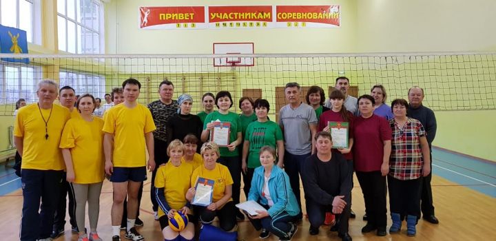 В Камских Полянах состоялись муниципальные соревнования по волейболу среди педагогов