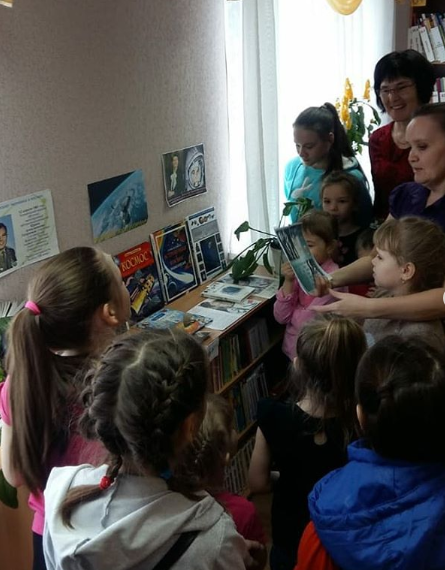 Камские Поляны: Обучающиеся ЦДТ "Радуга" посетили выставку , которая была посвящена "Дню космонавтики"