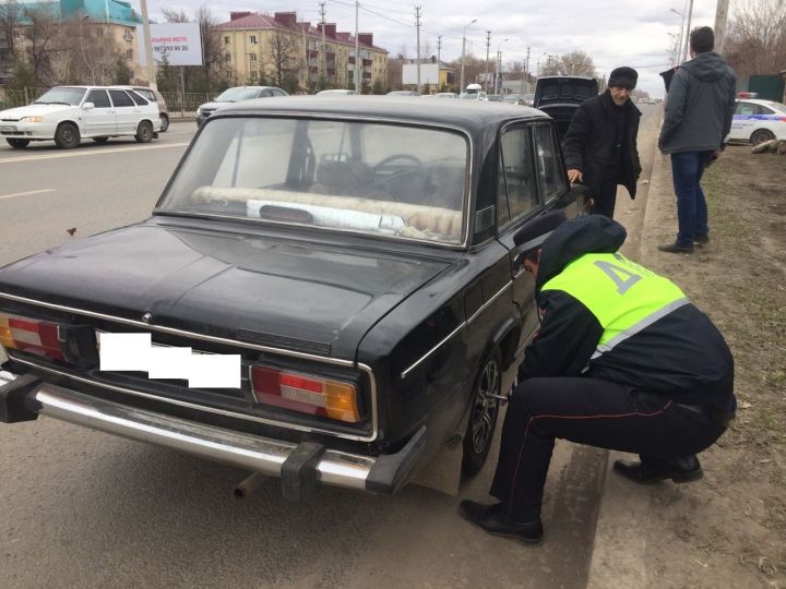 В Татарстане инспекторы ДПС помогли пожилому водителю заменить пробитое колесо
