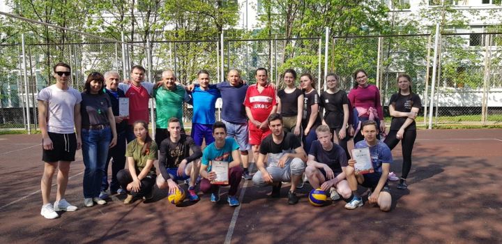 В Камских Полянах прошли соревнования по волейболу в рамках празднования 74-й годовщины ВОВ.