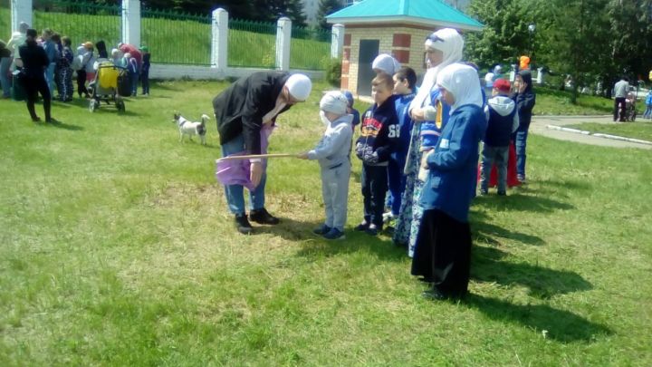 В канун празднования мусульманского праздника Ураза-байрам для камполянских детей была организована большая игровая площадка