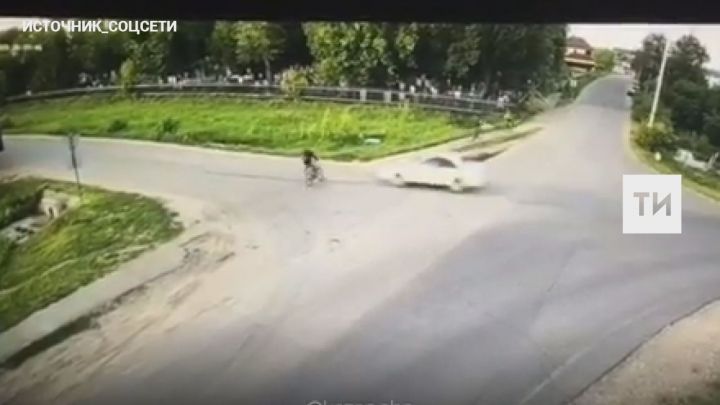 На видео попало, как в селе Татарстана легковушка насмерть сбила школьника-велосипедиста