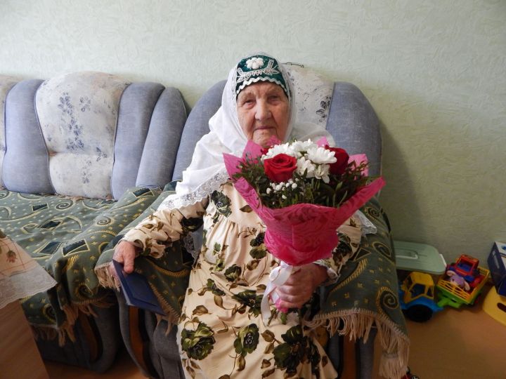 Жительница Камских Полян, труженица тыла Миннебика Мирзаевна Муртазина отметила 95-летний юбилей