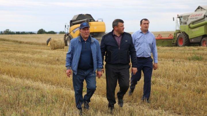 Марат Ахметов ознакомился с ходом уборки урожая в Дрожжановском, Апастовском и Кайбицком районах Татарстана