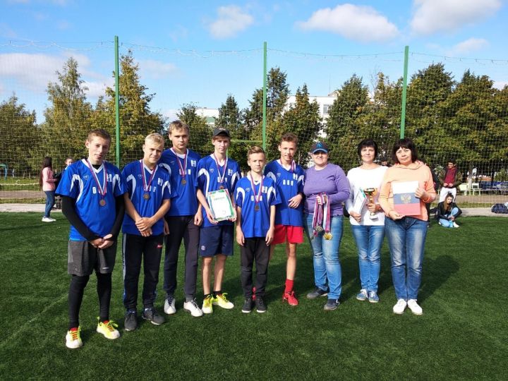 В пятницу на территории спортивной площадки школы №2 состоялся турнир по мини-футболу на кубок молодёжного центра "Алан"
