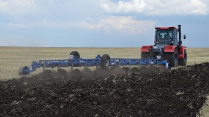 Марат Зяббаров призвал высвободившуюся технику максимально задействовать на осенней обработке почвы