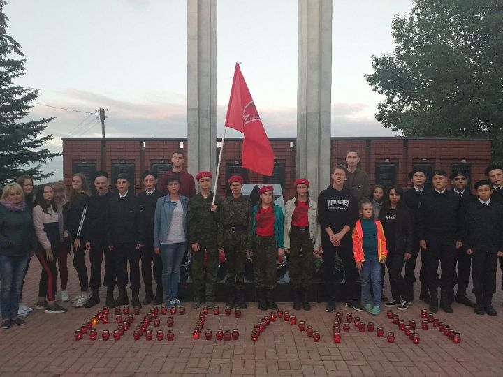 В Камских Полянах на территории парка Победы, м/ц "Алан" совместно с СМК и КПСОШ 1 "Форпост" была организована акция памяти "Беслан в наших сердцах"
